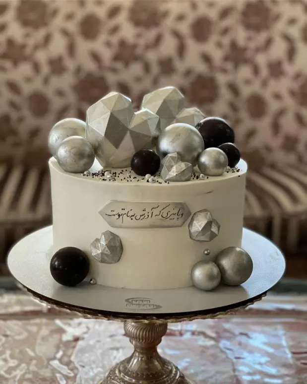 کیک تولد سیاه و سفید آذر ماهی