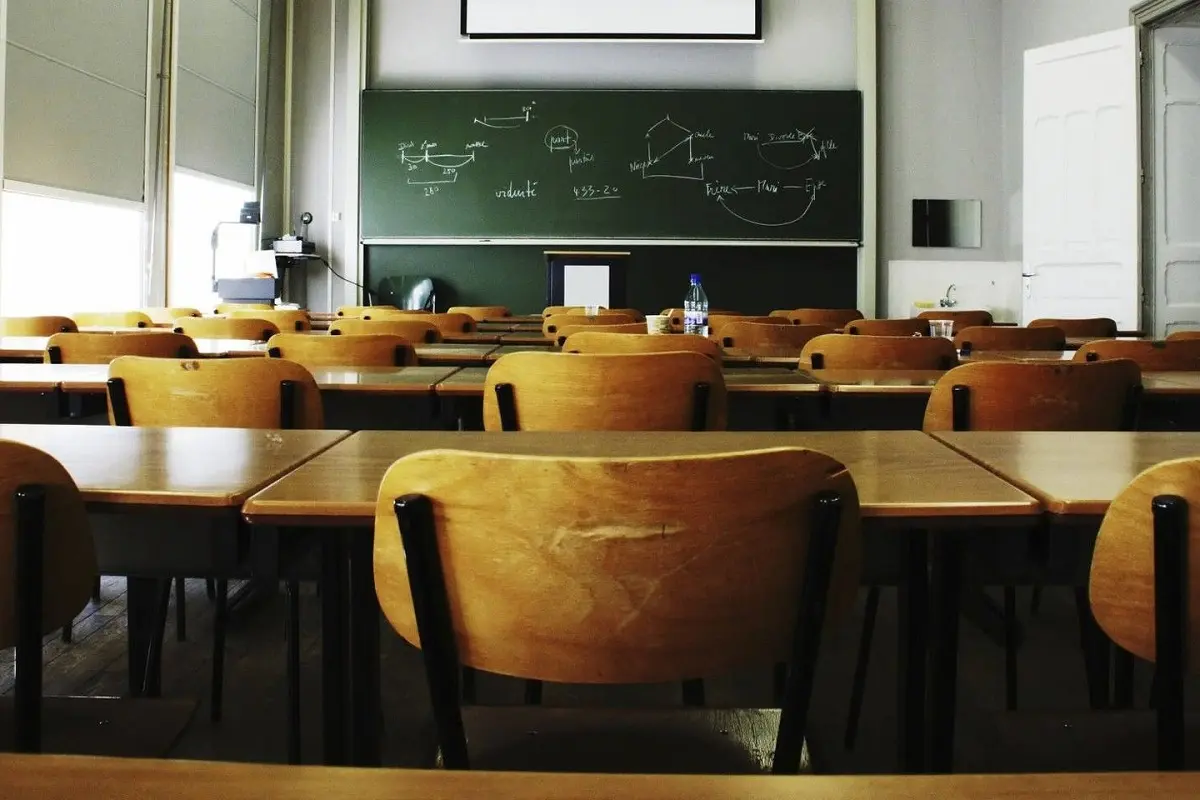 ۳۳ متن تبریک رسمی روز معلم به همکاران اداری [۱۴۰۴]