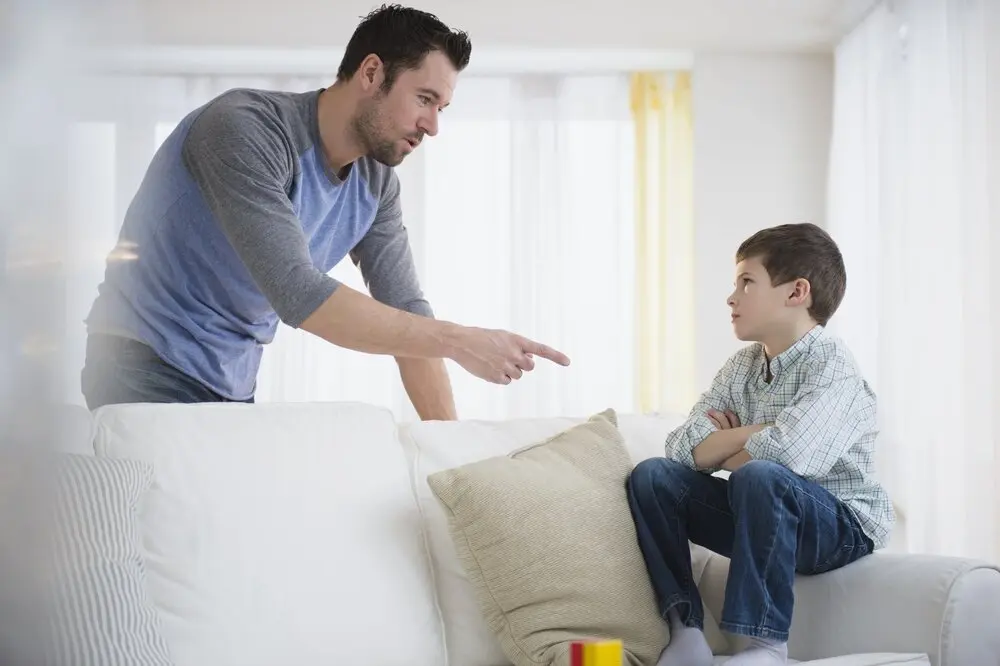 آیا تذکر دادن به کودک در جمع صحیح است یا غلط؟