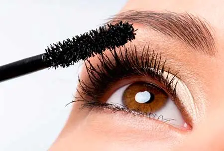 چگونه ریمل بزنیم که مژه ها به هم نچسبند؟