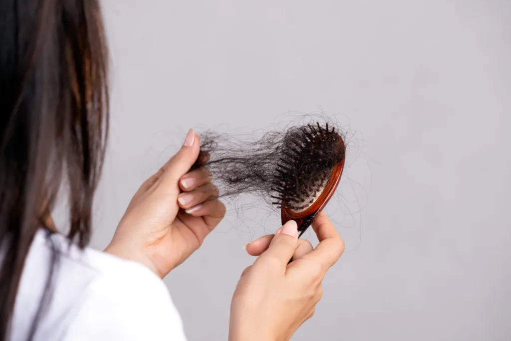علت ریزش مو در رژیم لاغری چیست؟