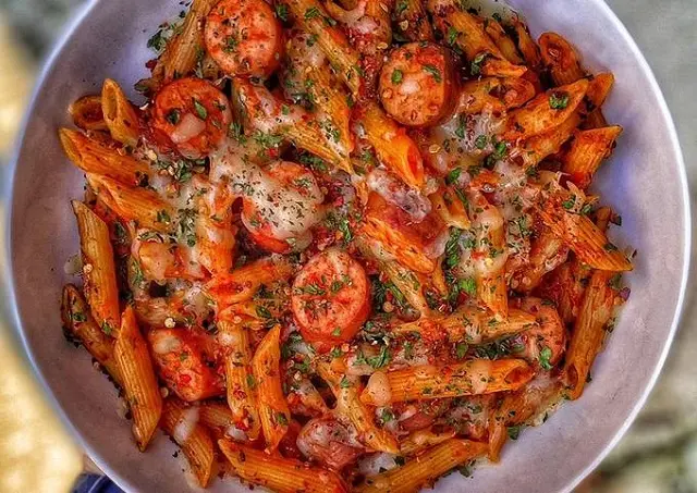 مراحل طرز تهیه ماکارونی با سوسیس